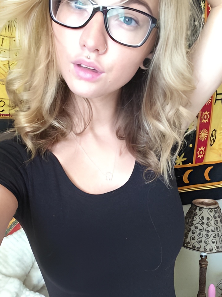 Ася привлекальеная девушка из Стрежевой цена от 3000 руб